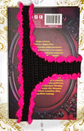 Horgolt könyvjelző - tanga