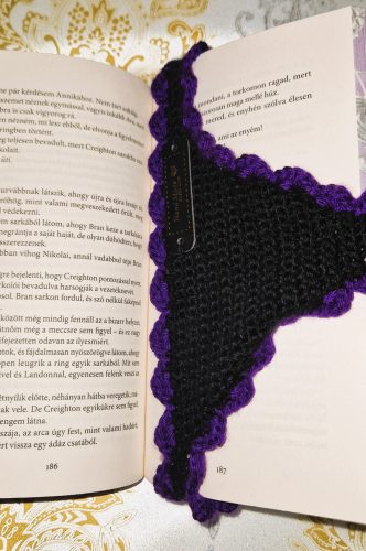 Horgolt könyvjelző - tanga